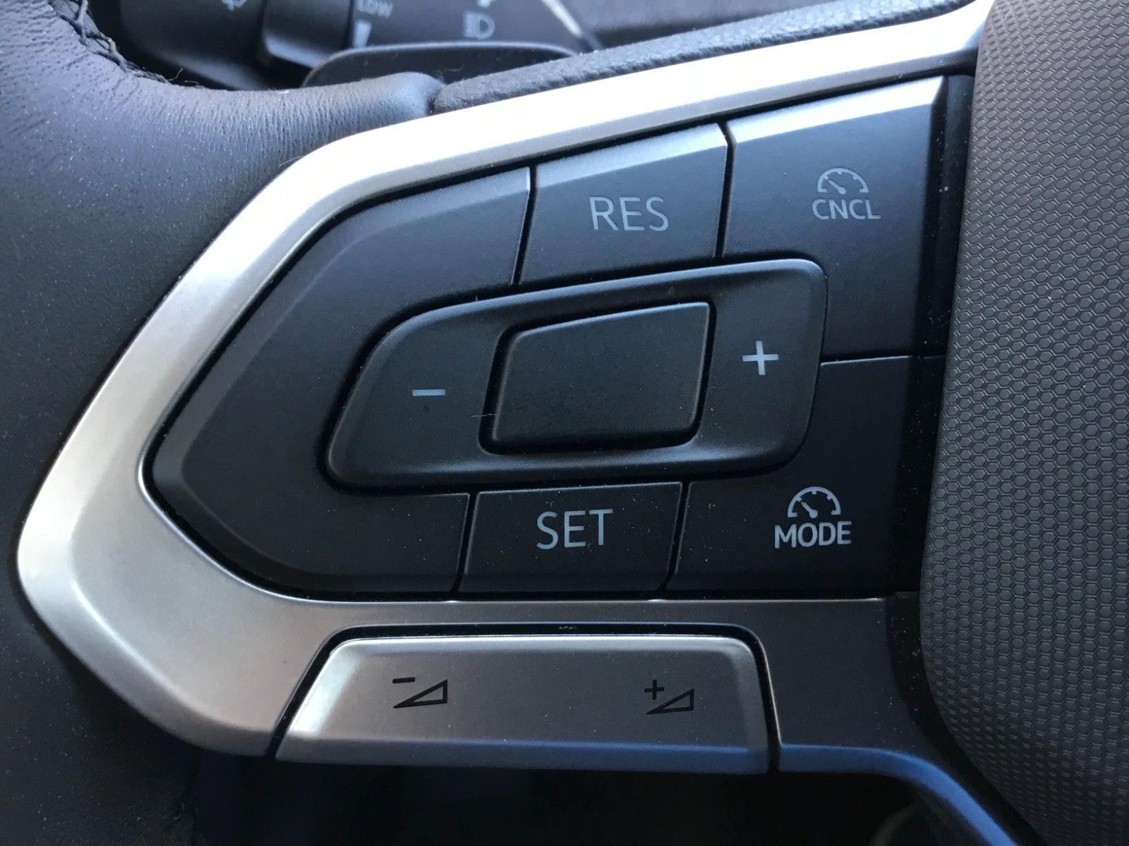 Fahrzeugabbildung Volkswagen Tiguan 1.5 eTSI DSG+AHK+LED+Kamera+Sitzheizung