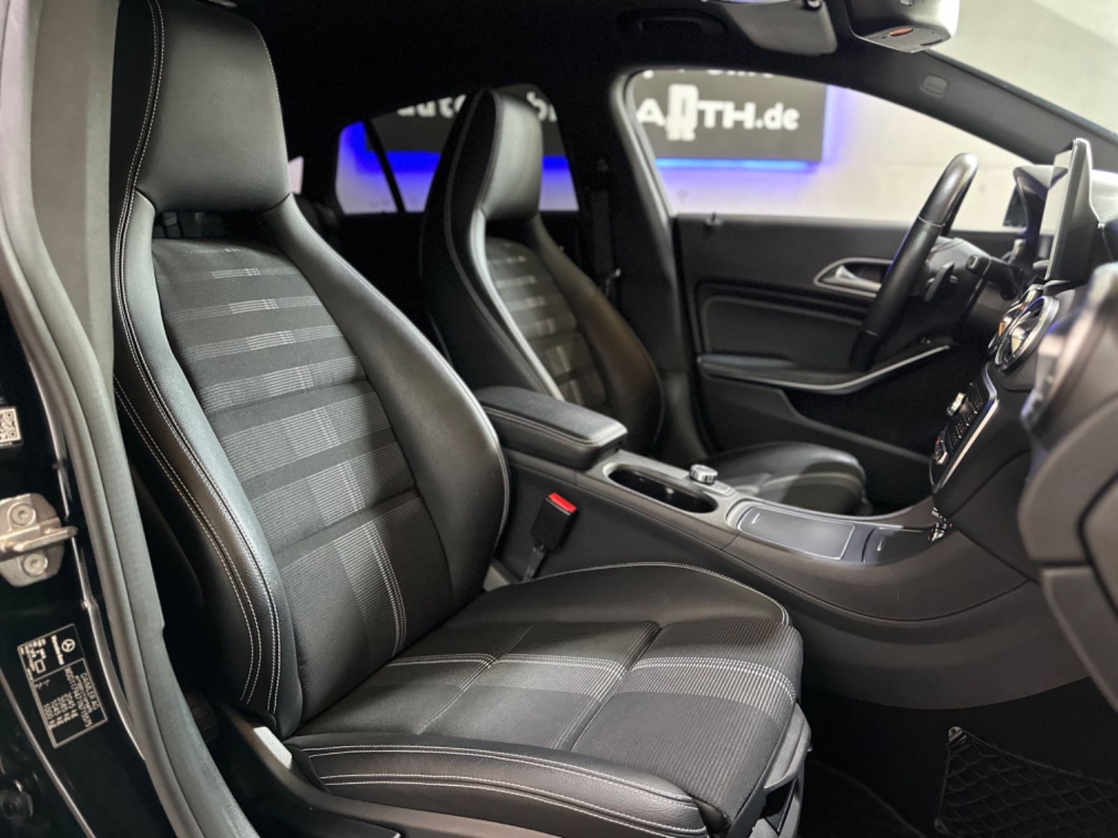 Fahrzeugabbildung Mercedes-Benz CLA 220 ShootingBrake*Black-Pa*4Matic*LED *Ambi