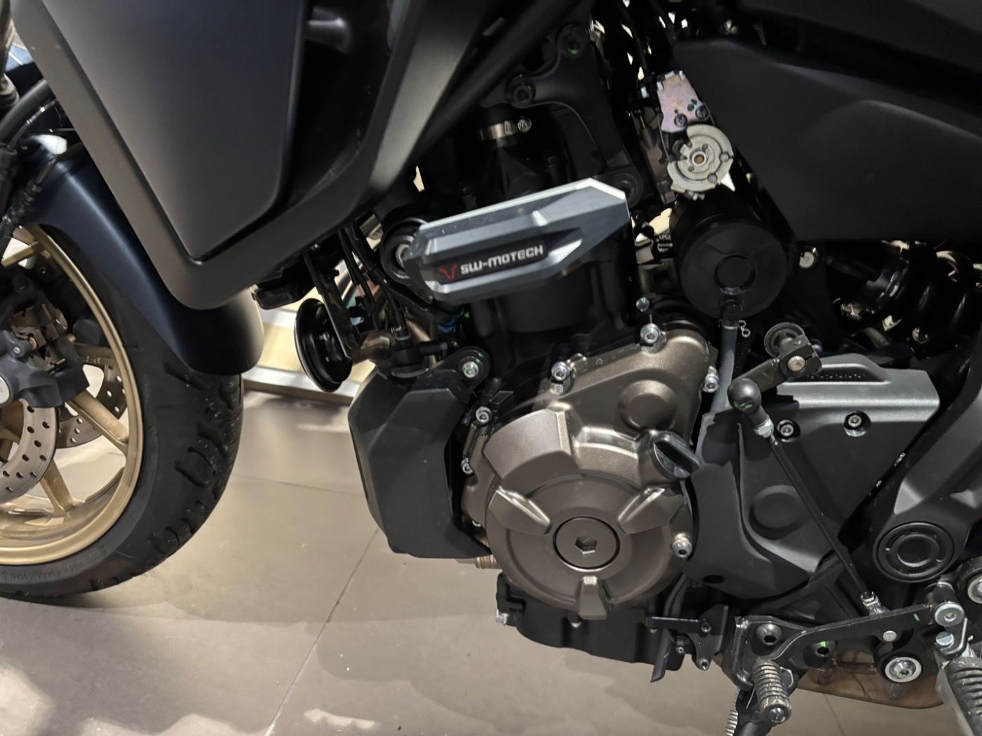 Fahrzeugabbildung Yamaha Tracer 7 GT mit Topcase, Tieferlegung,