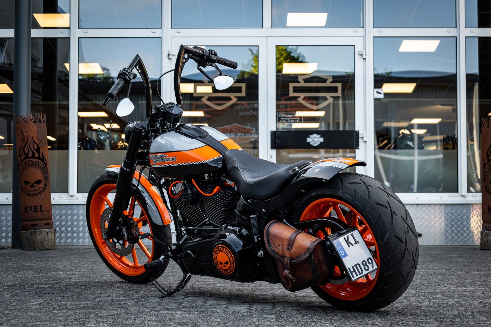 Fahrzeugabbildung Harley-Davidson FXSB Breakout 103 - Kesstech/Airride/Heckumbau -