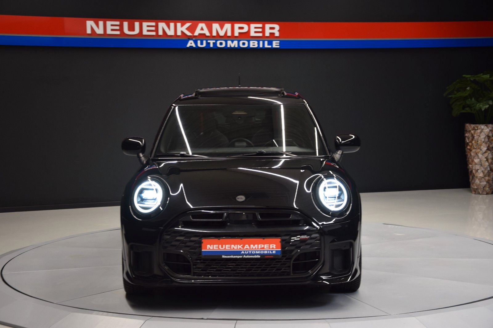 Fahrzeugabbildung MINI Cooper C John Cooper Works Trim M HuD Pano Leder