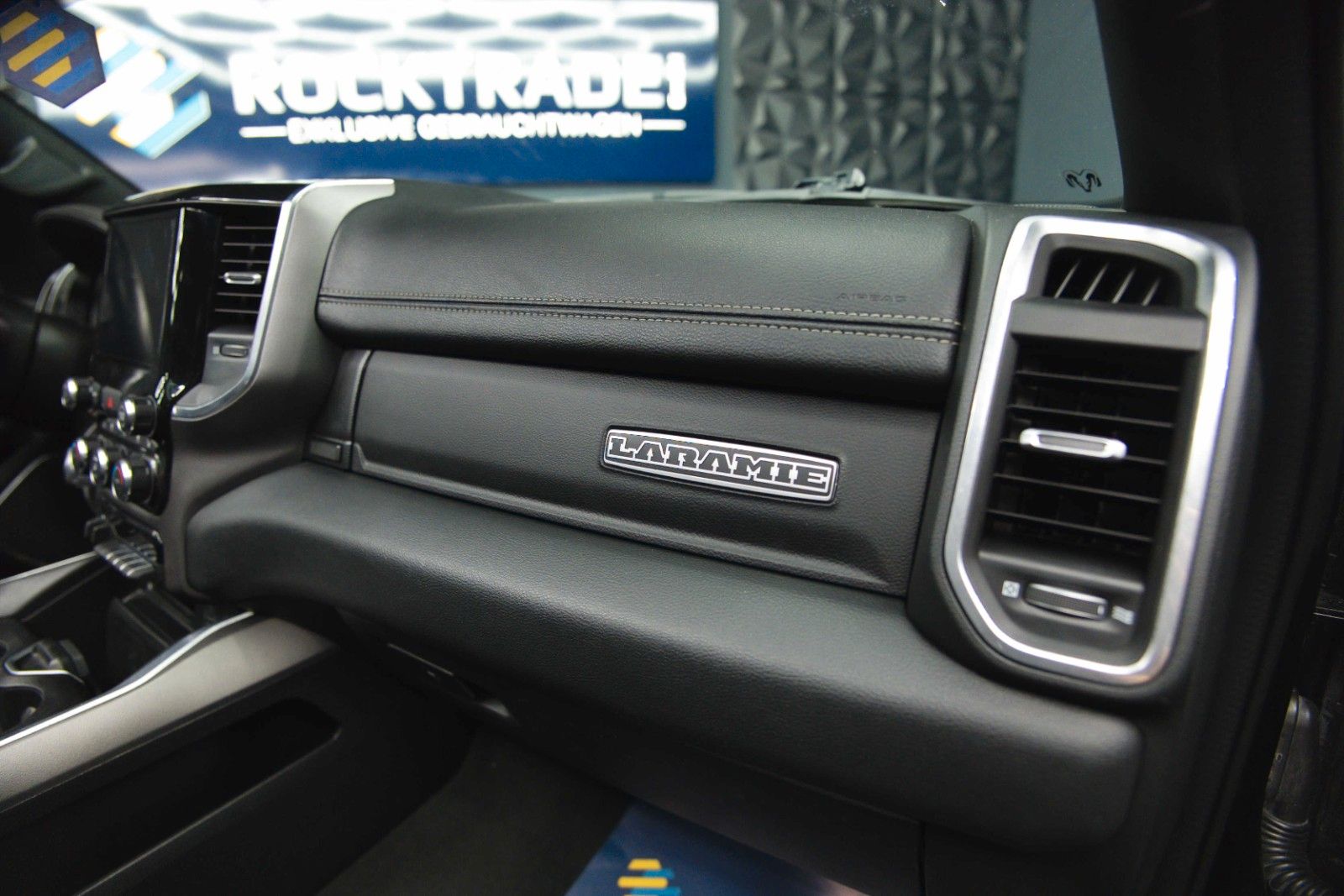 Fahrzeugabbildung Dodge RAM 5.7 V8 HEMI 4x4 Night LARAMIE LONGBED 19%