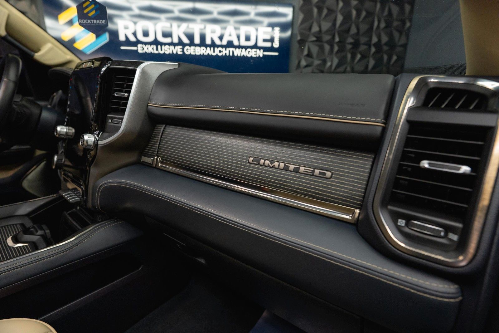 Fahrzeugabbildung Dodge RAM 5.7 V8 HEMI 4x4 OFFROAD Night Limited 19%