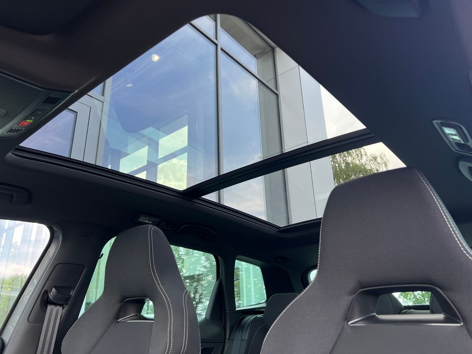 Fahrzeugabbildung SKODA Karoq Sportline 2.0 TSI 4x4 DSG *Panorama, AHK,