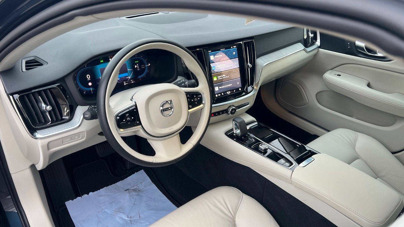Fahrzeugabbildung Volvo V60 T6 PHEV AWD Essential *Leder*PDC*LHZG*