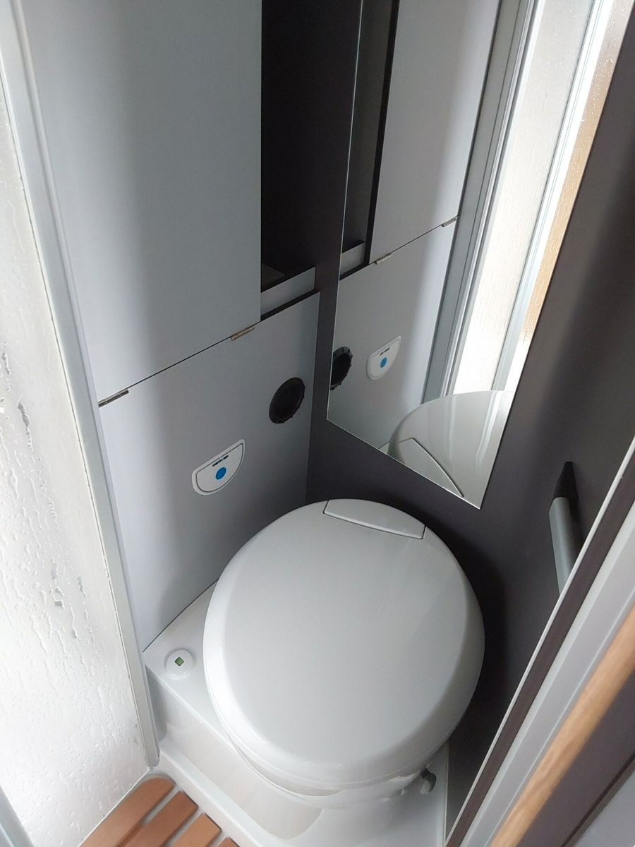 Fahrzeugabbildung Karmann Dexter 4x4 DE 570 AW Klima, RFK, El. Trittstufe