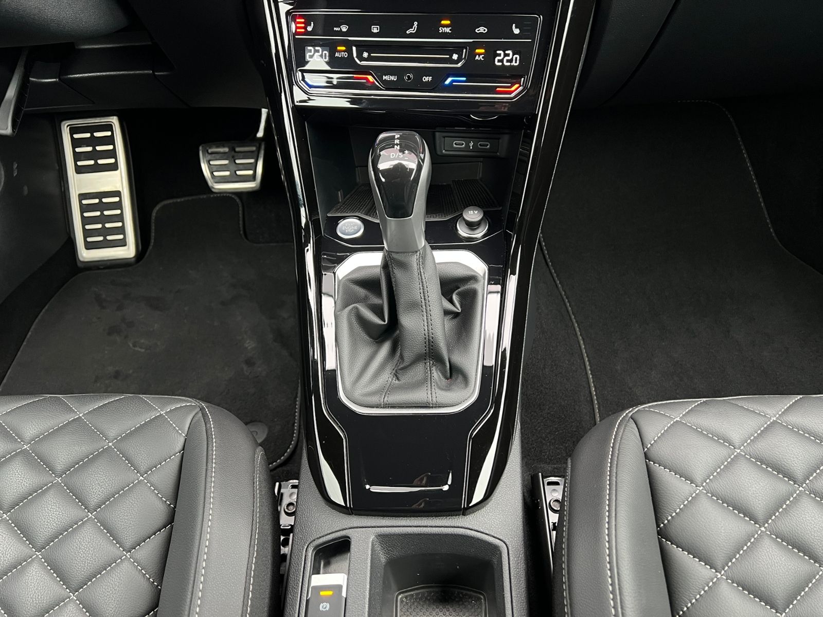 Fahrzeugabbildung Volkswagen T-Roc Cabriolet R-Line 1.5 TSI DSG *AHK, LED, Bl