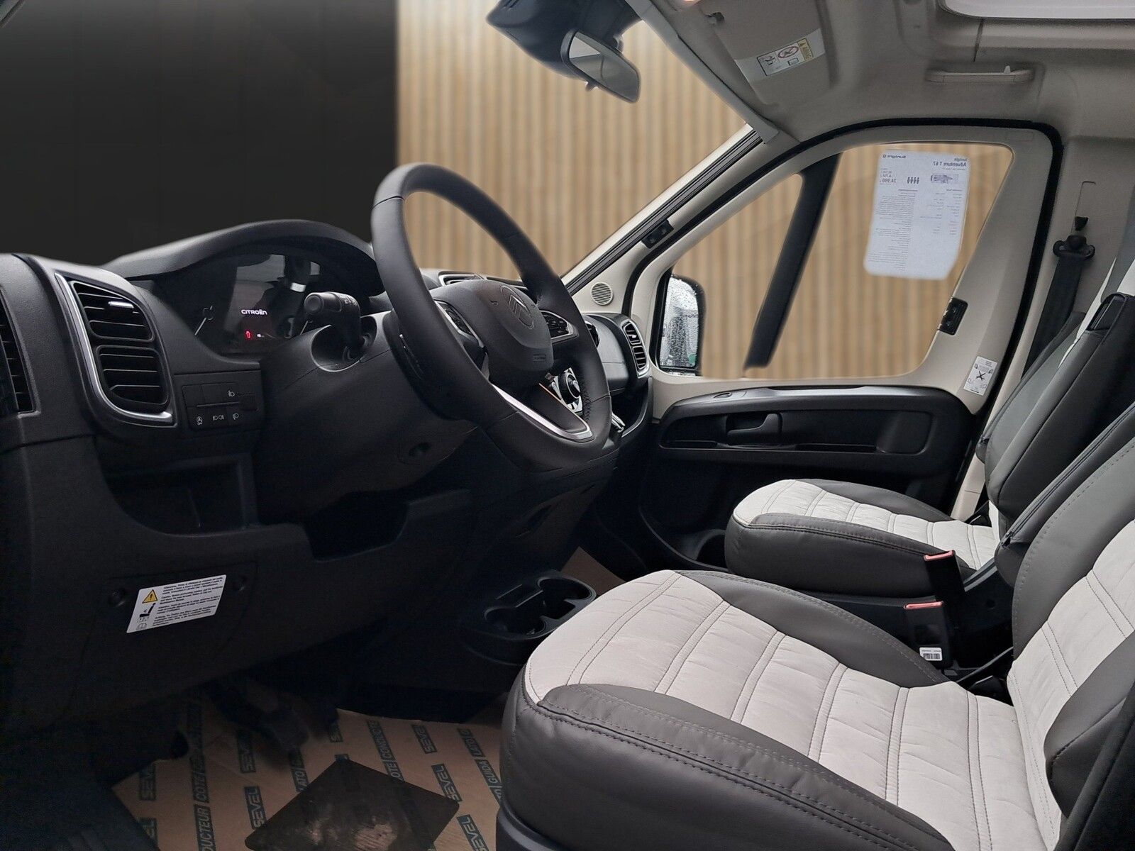 Fahrzeugabbildung Sunlight Adventure T 67 Automatik, Dörr Edition, TV