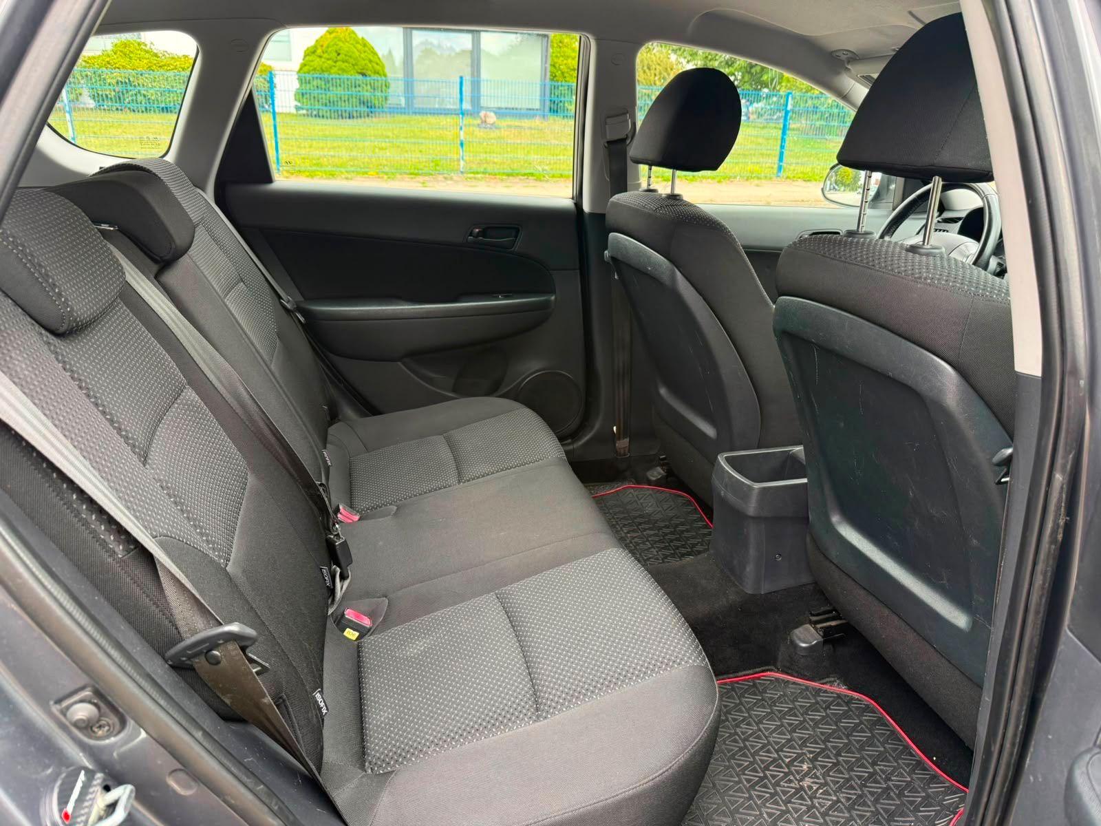 Hyundai i30 2010 — photo 10