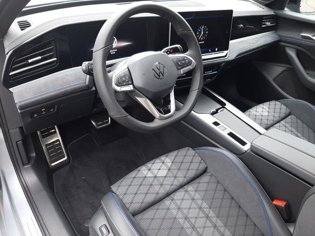 Fahrzeugabbildung Volkswagen Passat Variant 1,5 eTSi R-Line Black Pano AHK