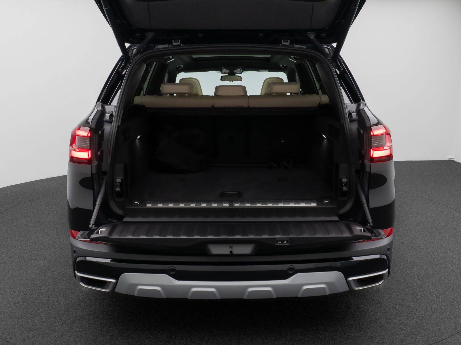 Fahrzeugabbildung BMW X5 xD45e XLine Panorama DAB H/K SoftCL AHK Sport