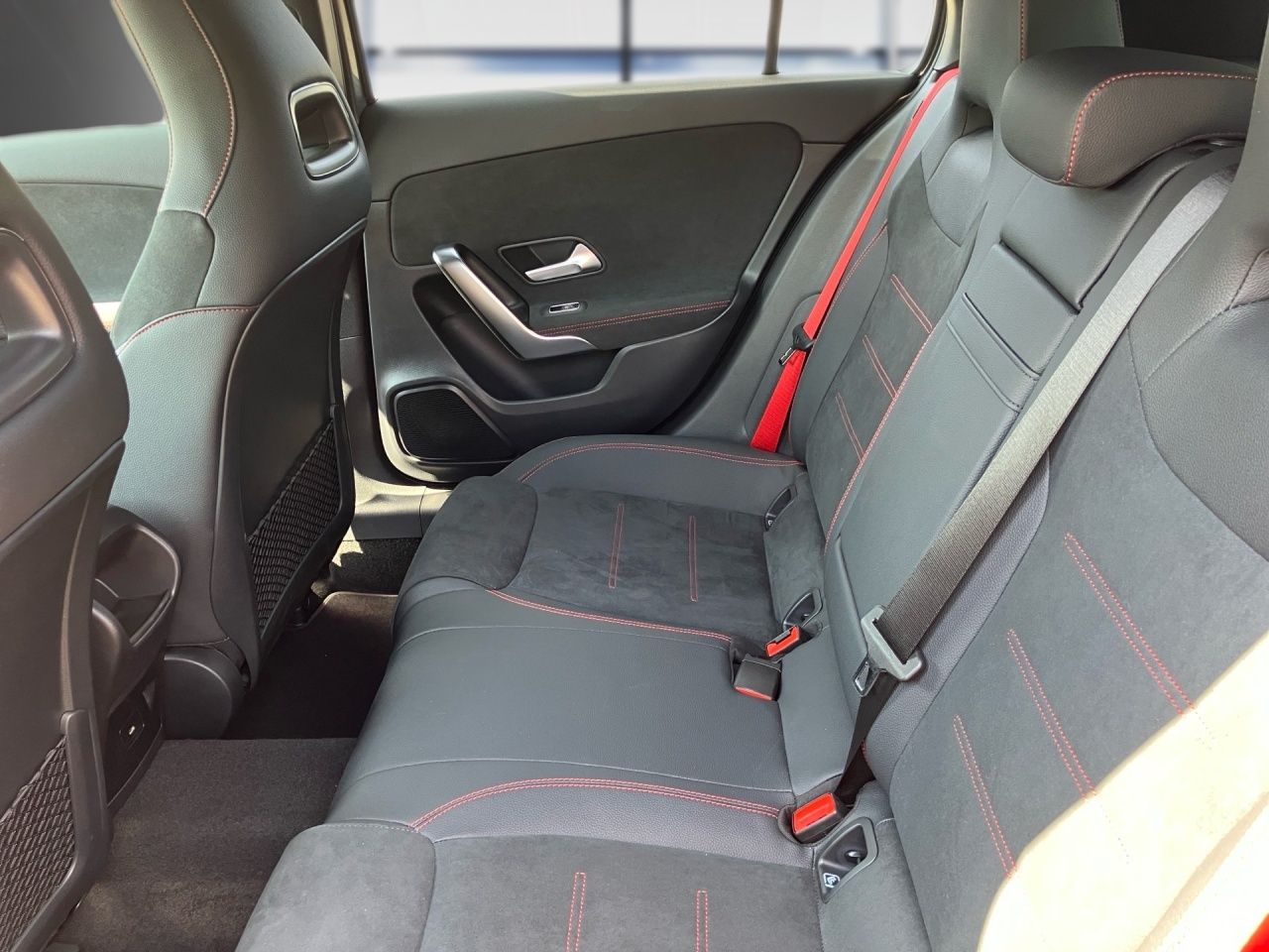 Fahrzeugabbildung Mercedes-Benz AMG A 35 4M NIGHT+AHK+360°+LENKRADHEIZ+MULTIBEAM