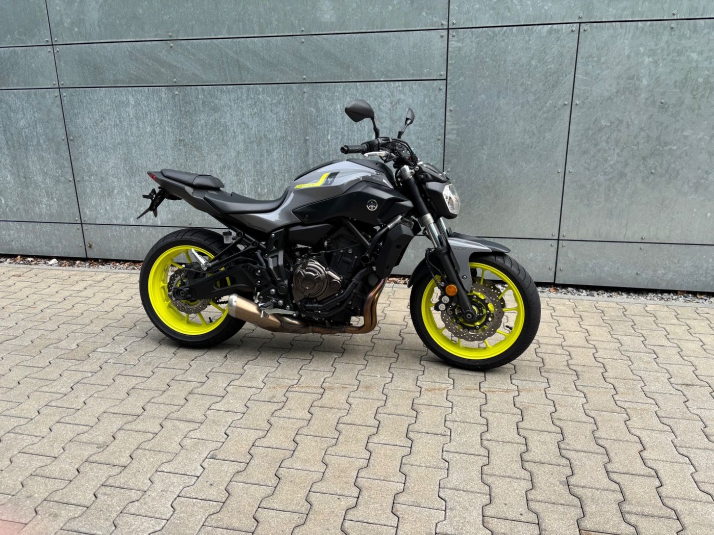 Fahrzeugabbildung Yamaha MT 07 mit Tieferlegung, kurzer Kennzeichenhalter