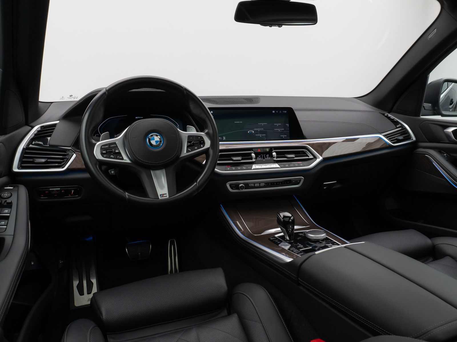 Fahrzeugabbildung BMW X5 xD45e M Sport Panorama HUD HiFi DisKey 22Zoll