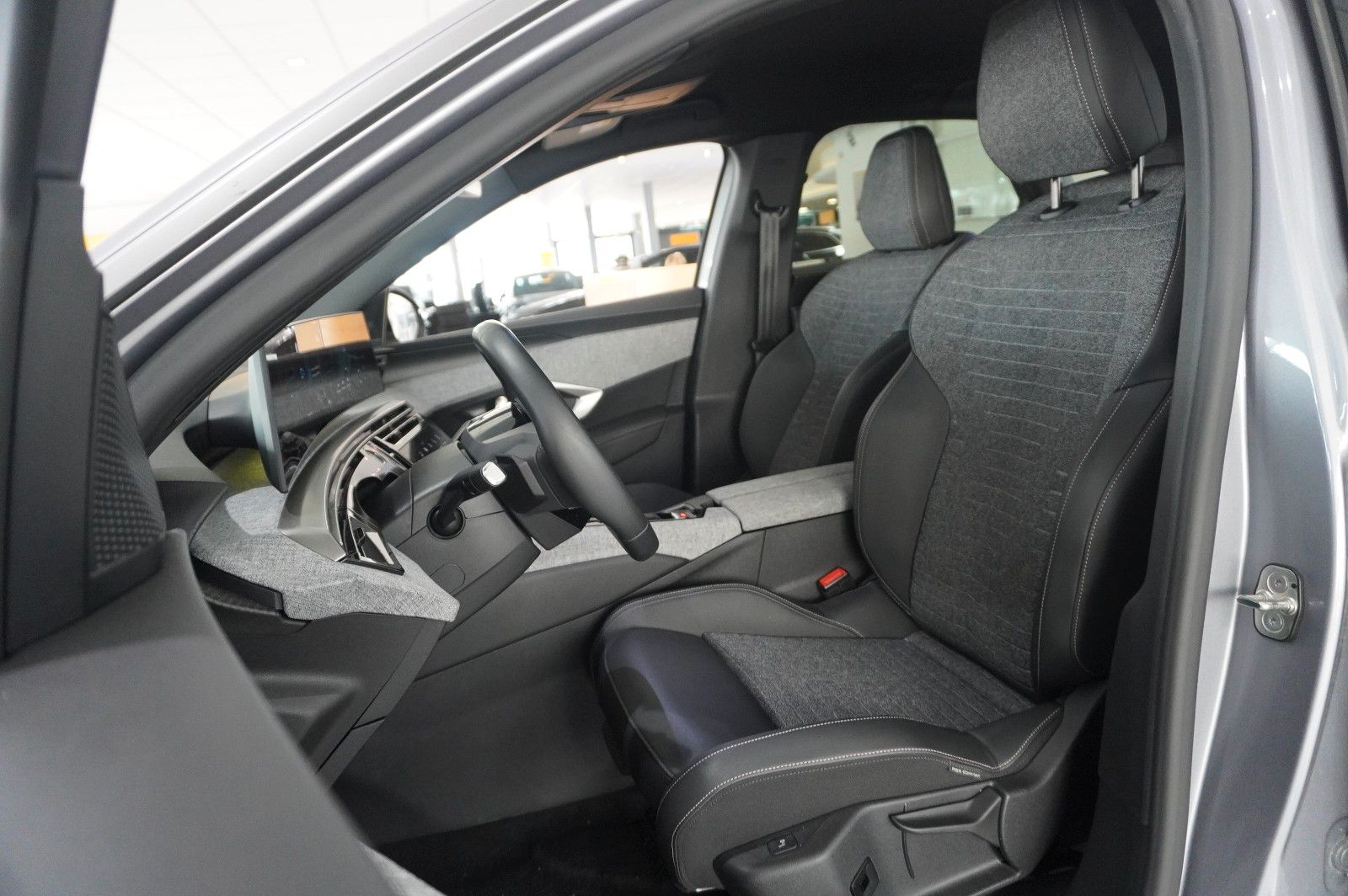 Fahrzeugabbildung Peugeot 3008 Hybrid 145 ALLURE NAVI/LED/360°/SPORT/DAB+