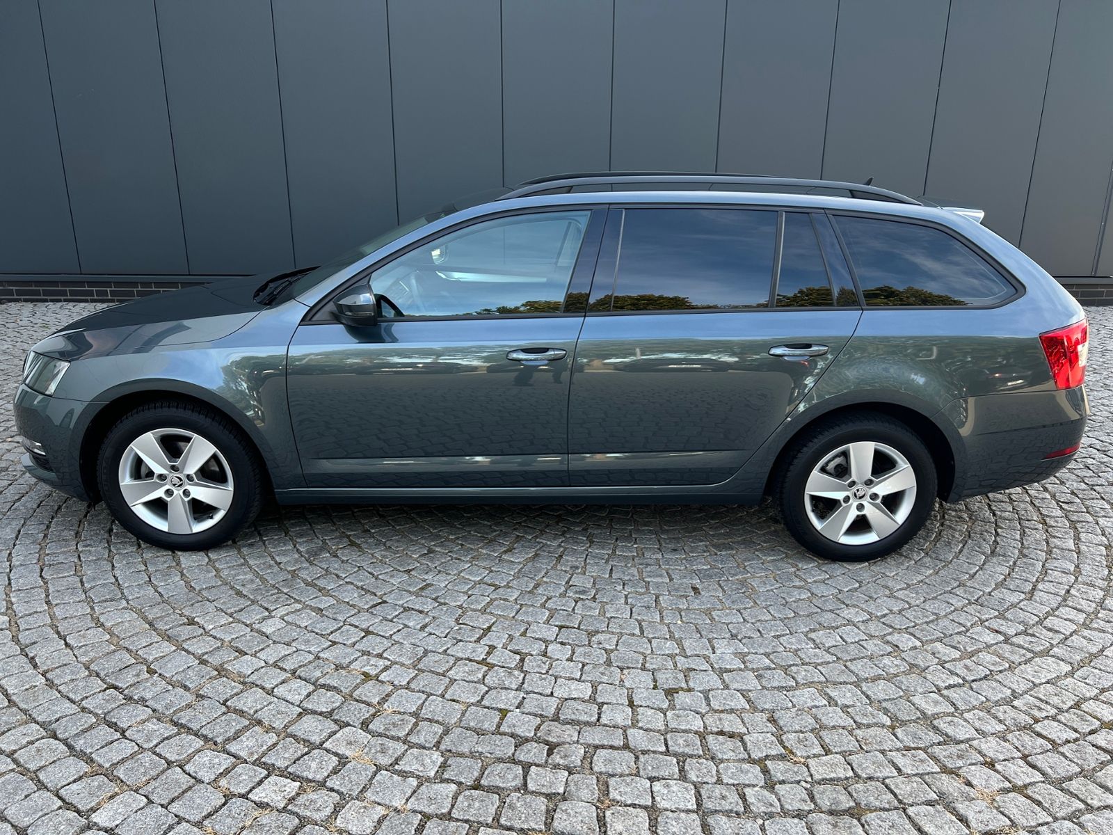 Fahrzeugabbildung SKODA Octavia III Combi Ambition 1.5 TSI DSG *Navi, Cl