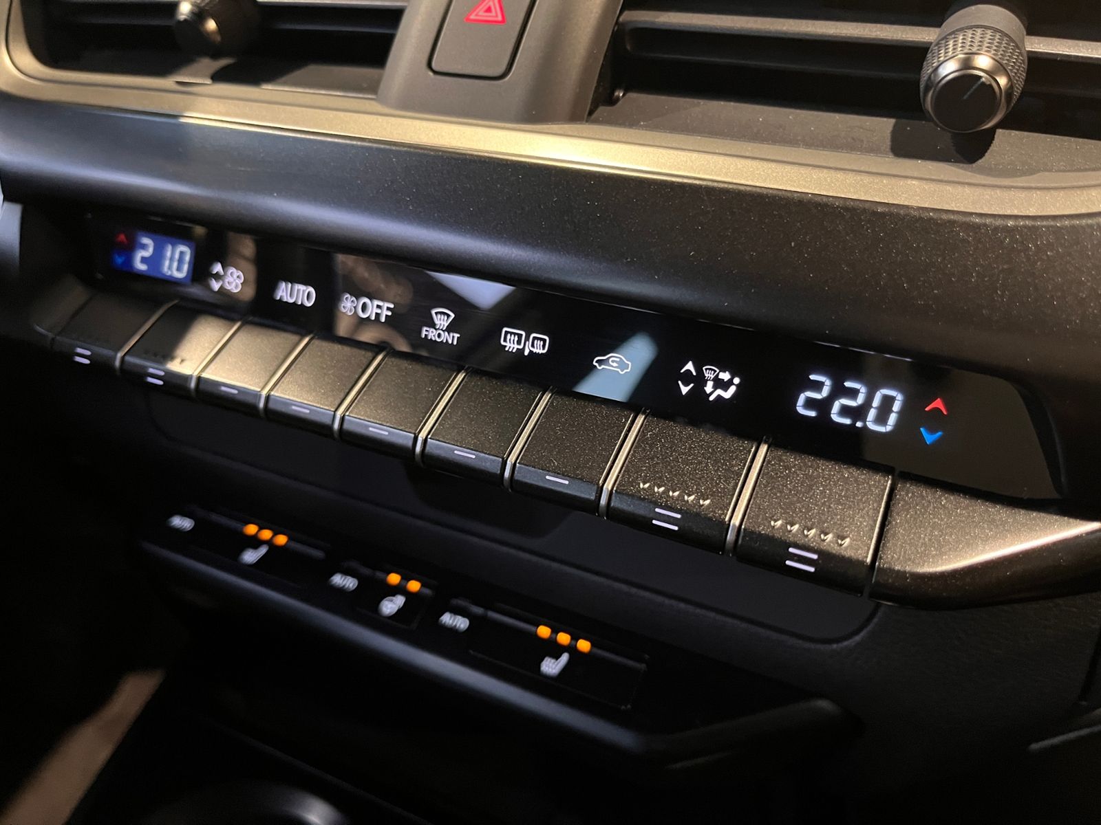 Fahrzeugabbildung Lexus UX 250h Launch Edition LED NAV SHZ PDC RFK 17"