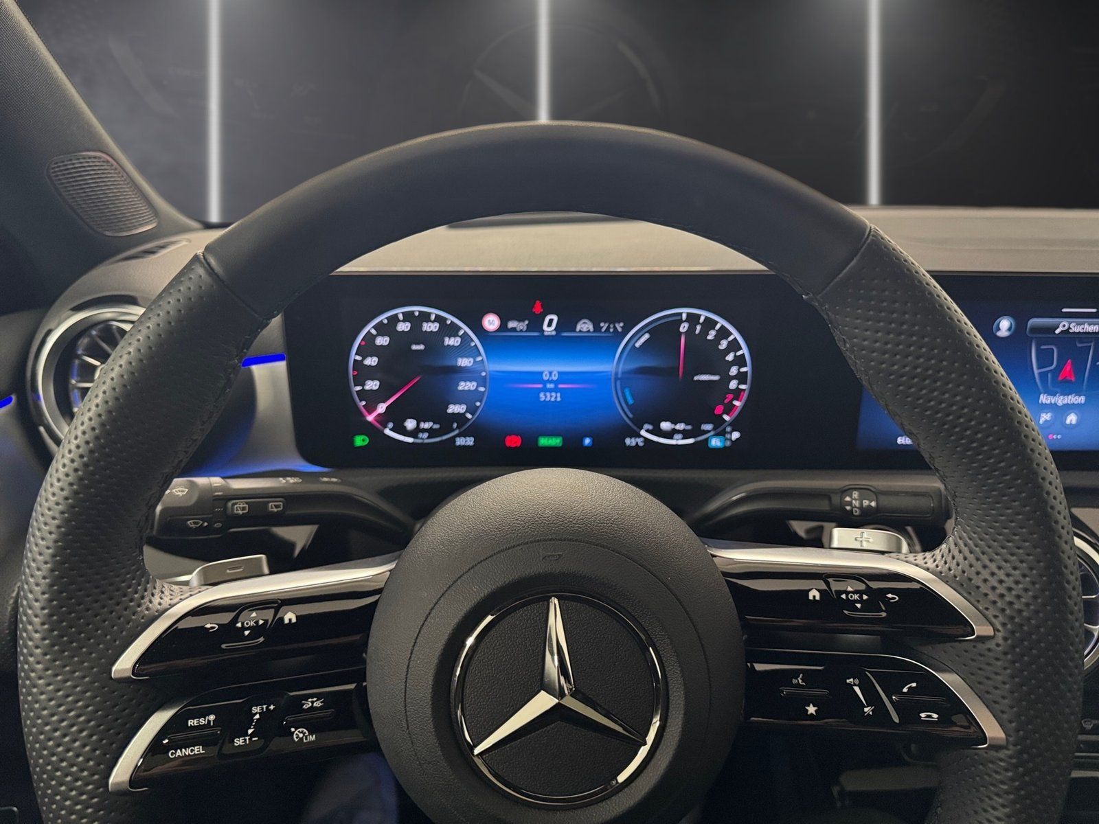 Fahrzeugabbildung Mercedes-Benz A 250 e AMG Special*Pano*HUD*360°*11kW*AHK*Mbeam
