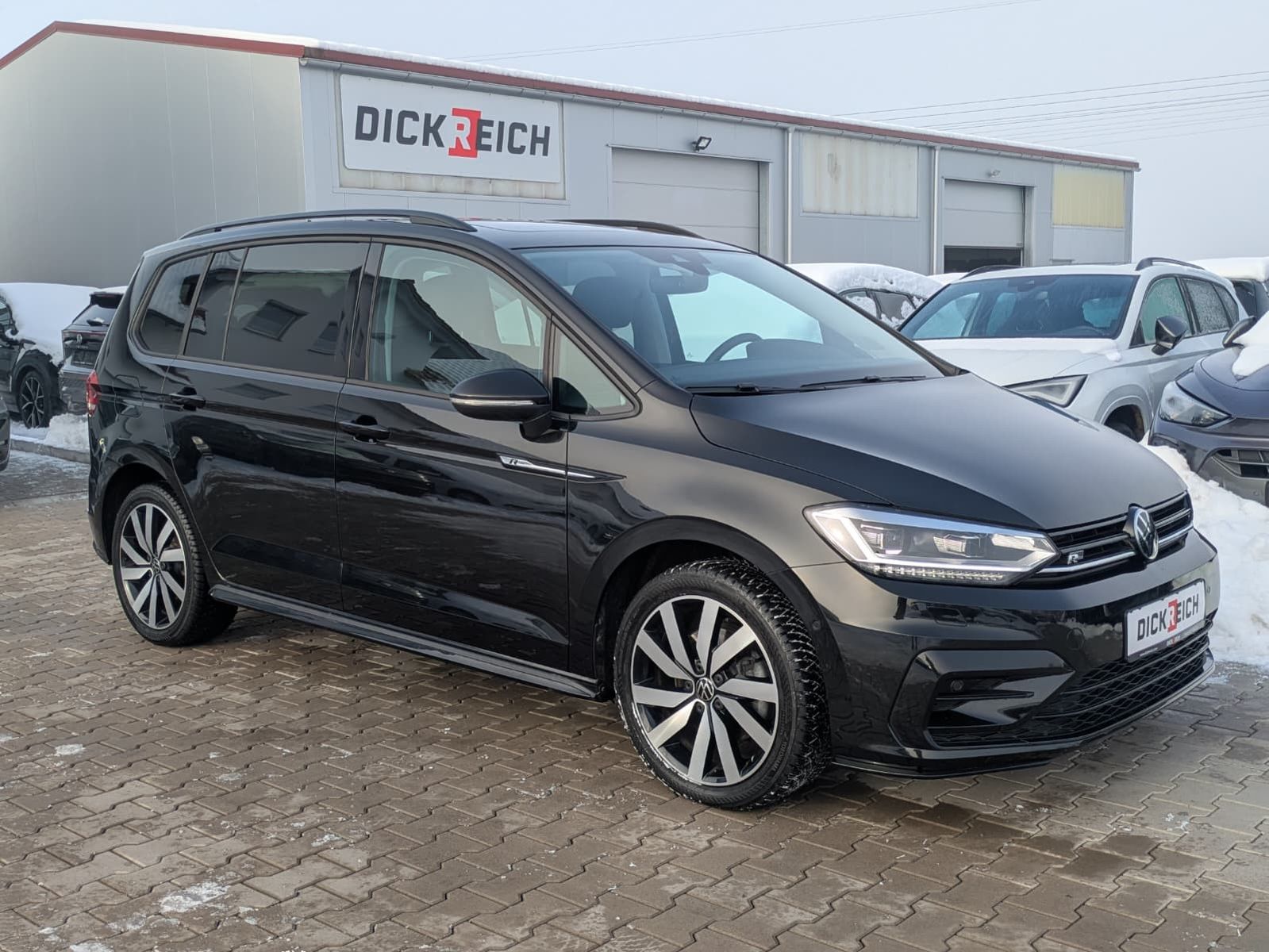 Fahrzeugabbildung Volkswagen Touran 2.0 DSG R-Line High BLACK Pano 7Si IQ AHK