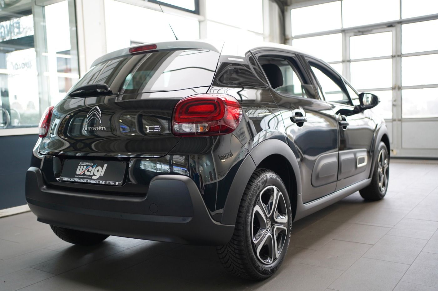 Fahrzeugabbildung Citroën C3 PureTech 110 EAT6 Shine Automatik Sitzheizung