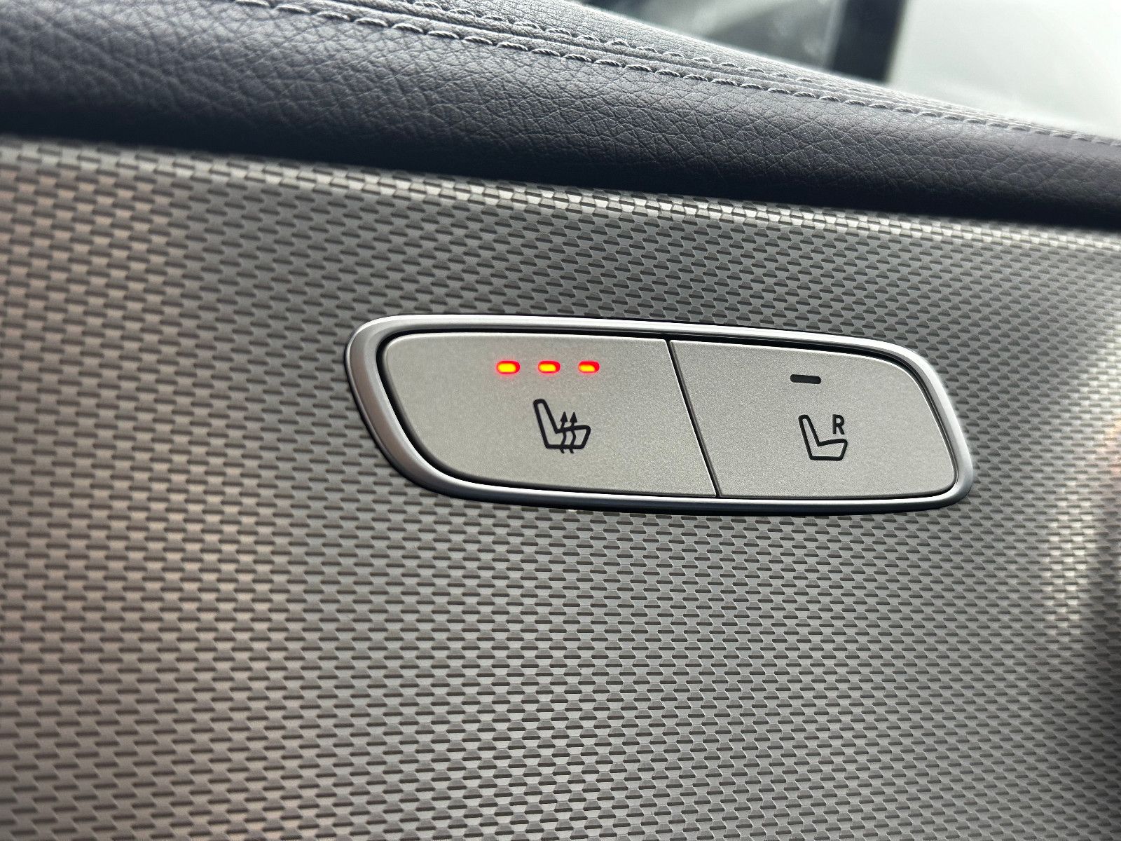 Fahrzeugabbildung Mercedes-Benz E 350d AMG-LINE/WIDESCREEN/360°KAM/PANO/E43 Opt.