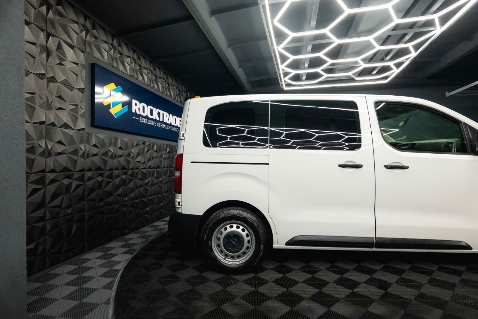 Fahrzeugabbildung Opel Vivaro Kombi S | 9 Sitze | Klima | DAB | TÜV NEU