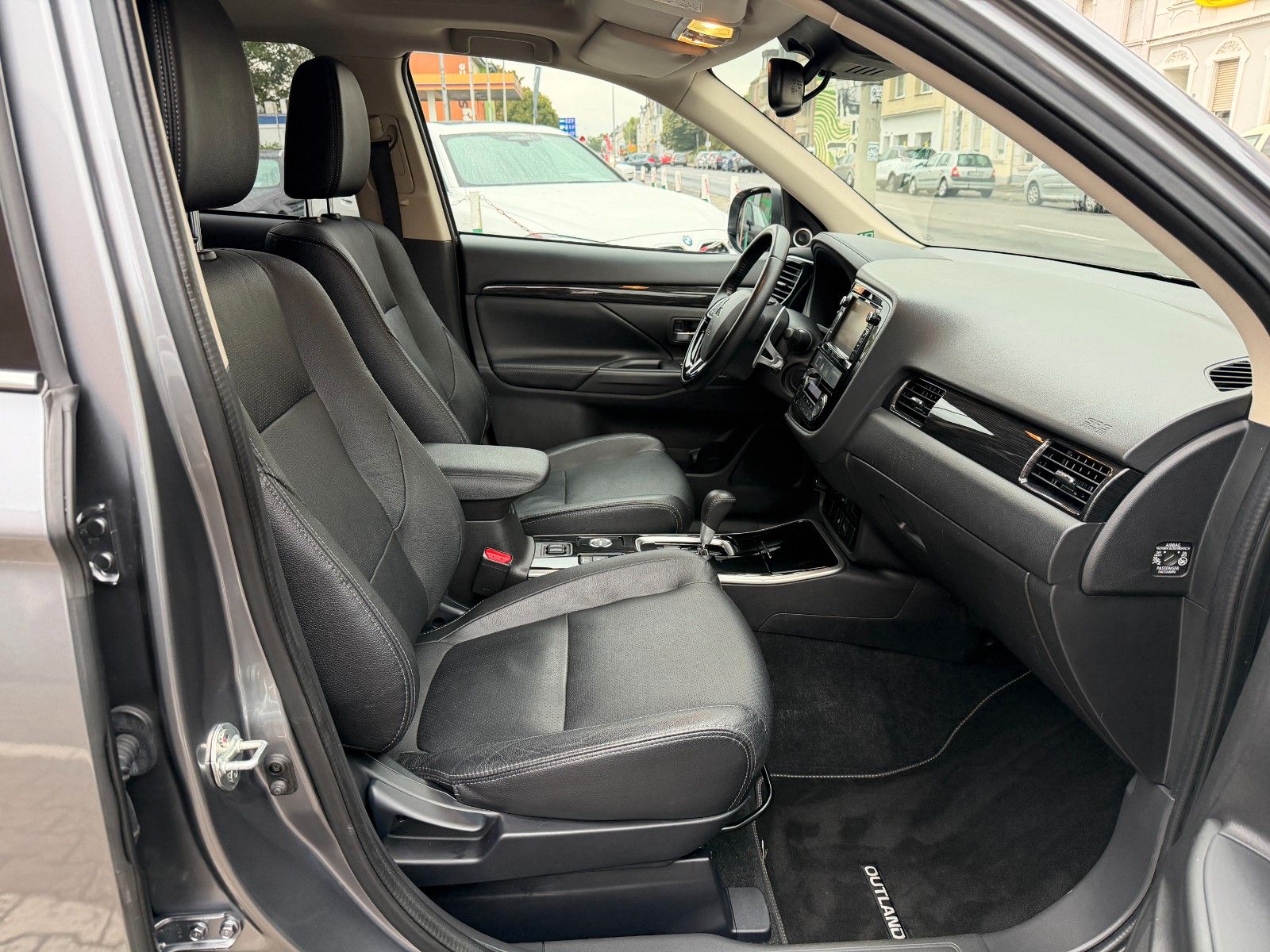 Fahrzeugabbildung Mitsubishi Outlander Top 4WD 7-SITZER AHK LEDER NAVI KAMERA