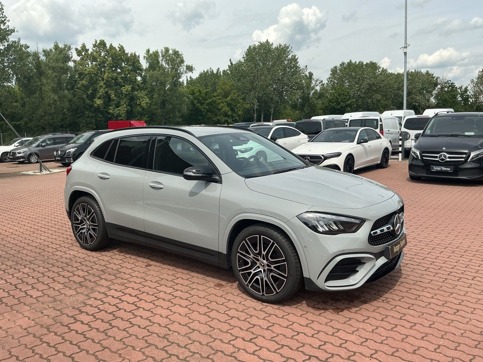 Mercedes-Benz GLA 180 Edition AMG Standh RüKam Nightp Distro imagem 3