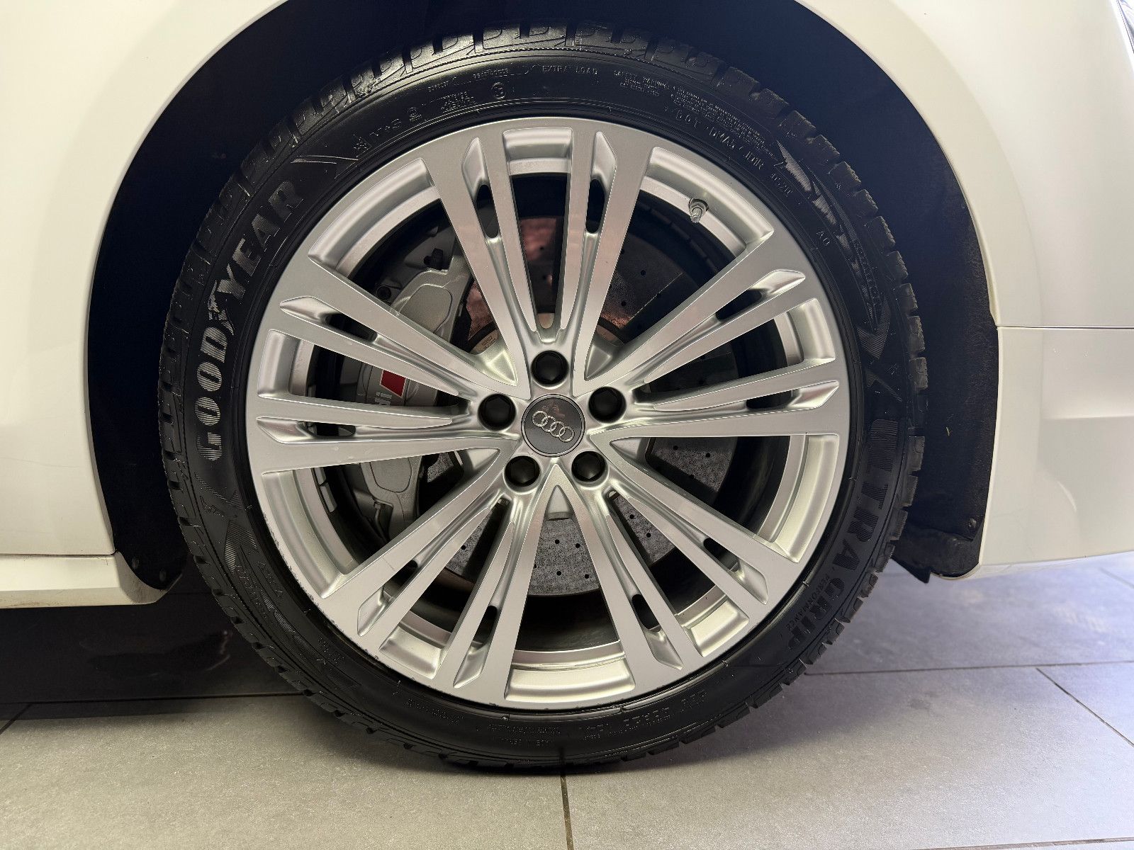 Fahrzeugabbildung Audi S8 4.0 TFSI quattro plus |KERAMIK|CARBON|MASSAGE