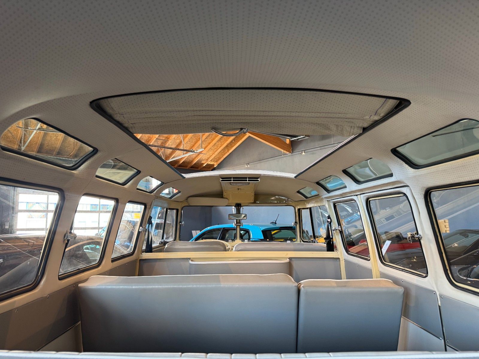 Fahrzeugabbildung Volkswagen T1 Samba 9-Sitzer Faltdach mit Panoramafenstern