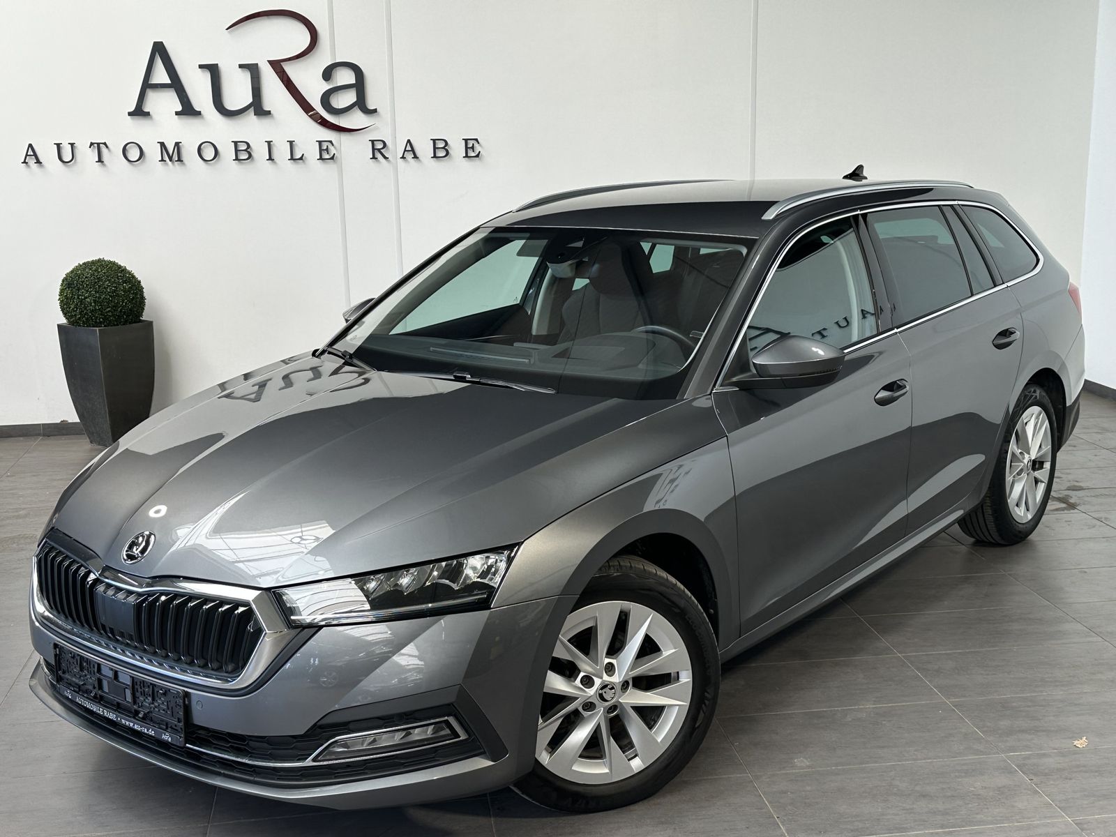 Fahrzeugabbildung SKODA Octavia Combi 2.0 TDI DSG Style NAV+MATRIX+AHK