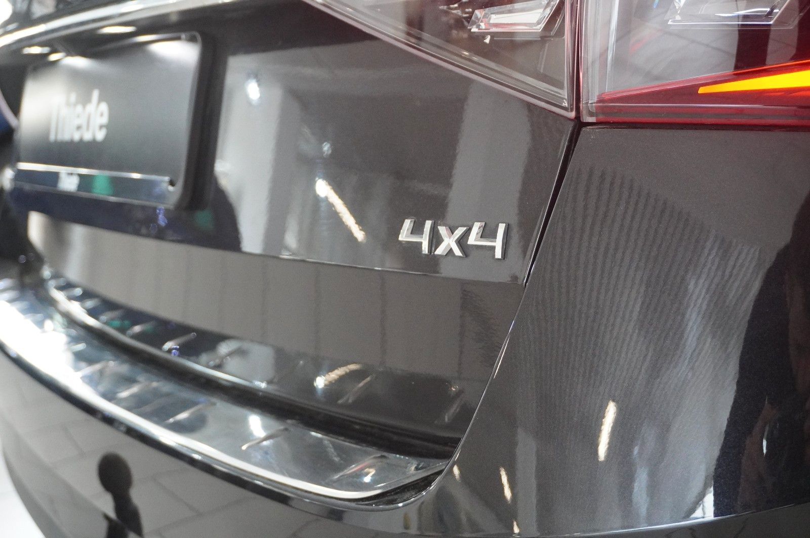 Fahrzeugabbildung SKODA Superb Combi 2.0D PREMIUM 4X4 NAVI/LED/360°/AHK