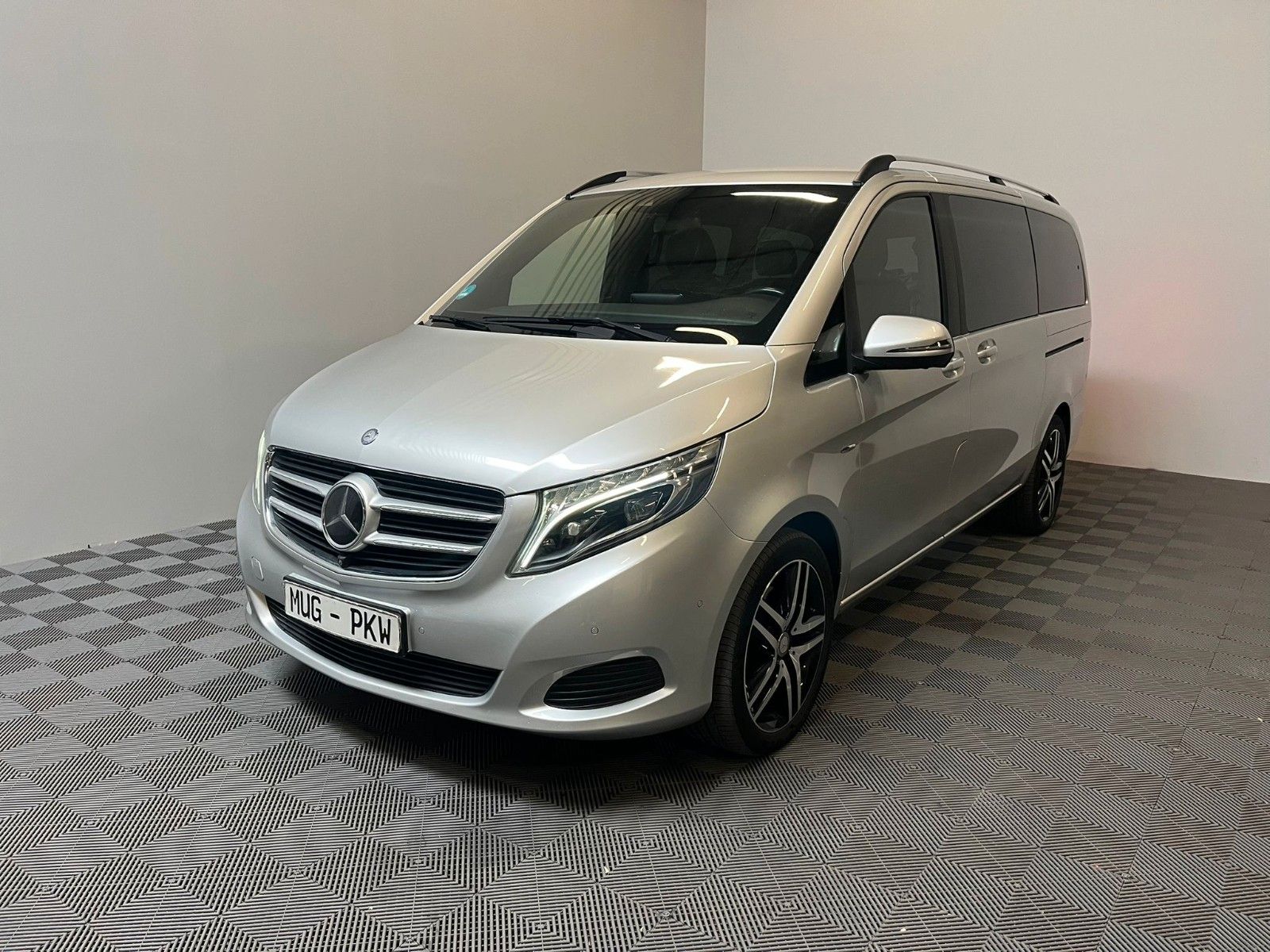 MERCEDES-BENZ V 250d AVANTG.Lang*ACC-Pano-AHK-8Sitze-360*