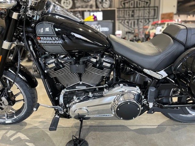 Fahrzeugabbildung Harley-Davidson MY 24. FLSB Sport Glide 107 Finanz.ab 4,99%