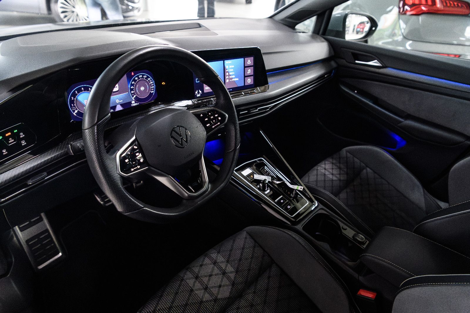 Fahrzeugabbildung Volkswagen Golf VIII R-Line 1.5 eTSI LED+KAMERA+APP+SHZ