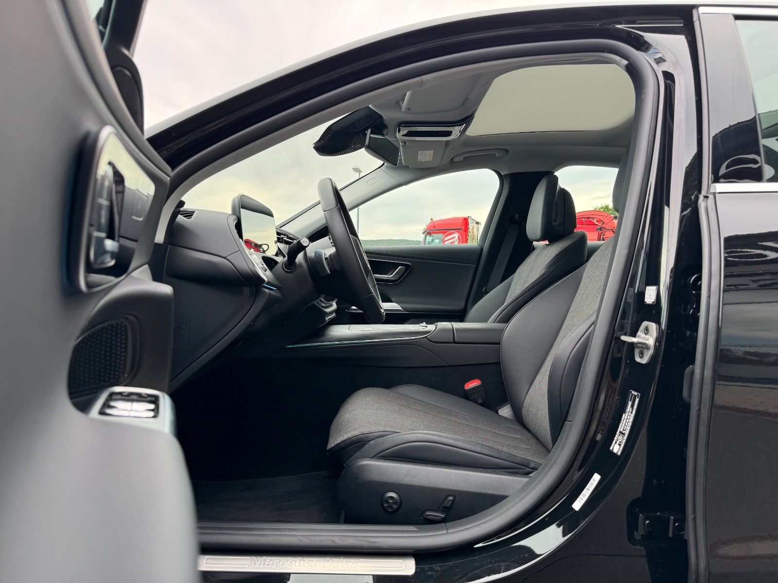 Fahrzeugabbildung Mercedes-Benz E 220 d Avantgarde R-Kamera+Pano+Distr+TotW+ - mit KI generiert/bearbeitet