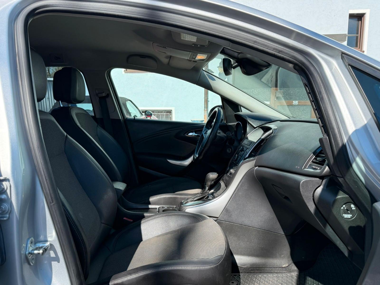 Opel Astra 2011 — photo 11