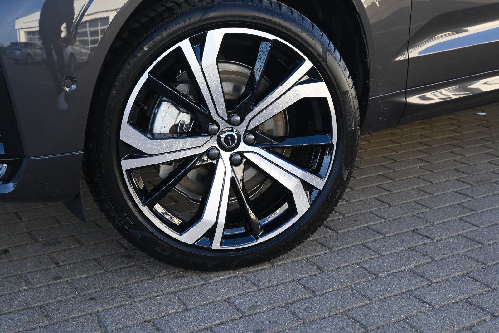 Fahrzeugabbildung Volvo XC60 B5 AWD Ultra Dark*LUFT*360°*ACC*B&W*AHK