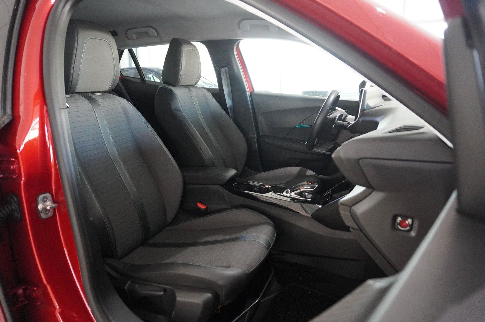 Fahrzeugabbildung Peugeot 2008 1.2T ALLURE PACK NAVI/LED/KAMERA/VIRT/3D
