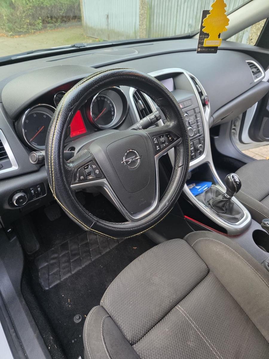 Opel Astra 2013 — photo 8
