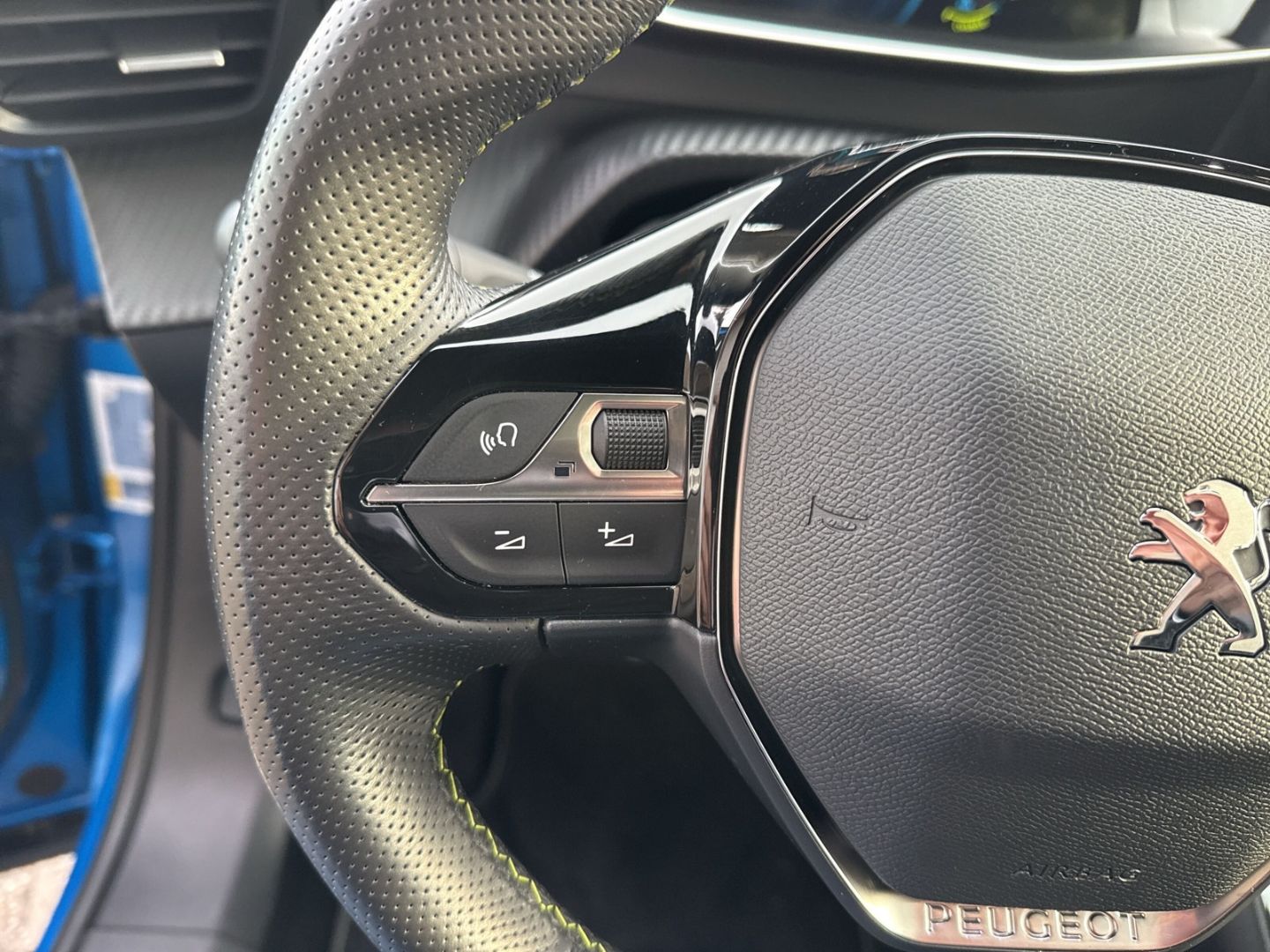 Fahrzeugabbildung Peugeot 2008 e- GT Pack El. Panodach Navi Leder Massages