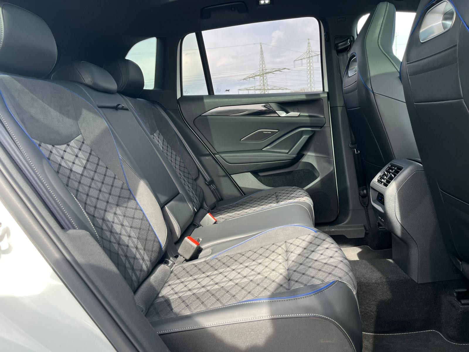 Изображение автомобиля Volkswagen Tiguan 2.0 TDI 4M R-Line PANO*H&amp;K*AHK*MATRIX*20"