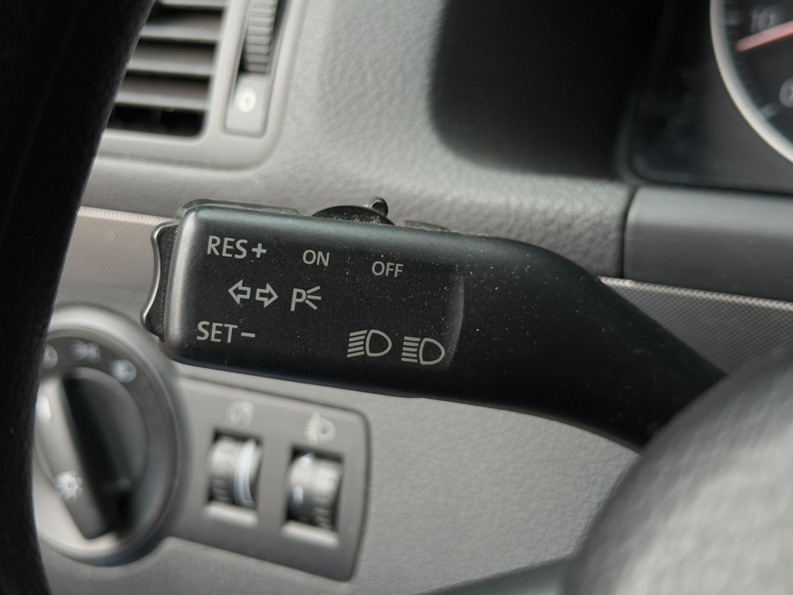 Fahrzeugabbildung Volkswagen Touran 2.0 FSI Goal NAVI+AHK+PDC+TEMP+ALLWETTER+
