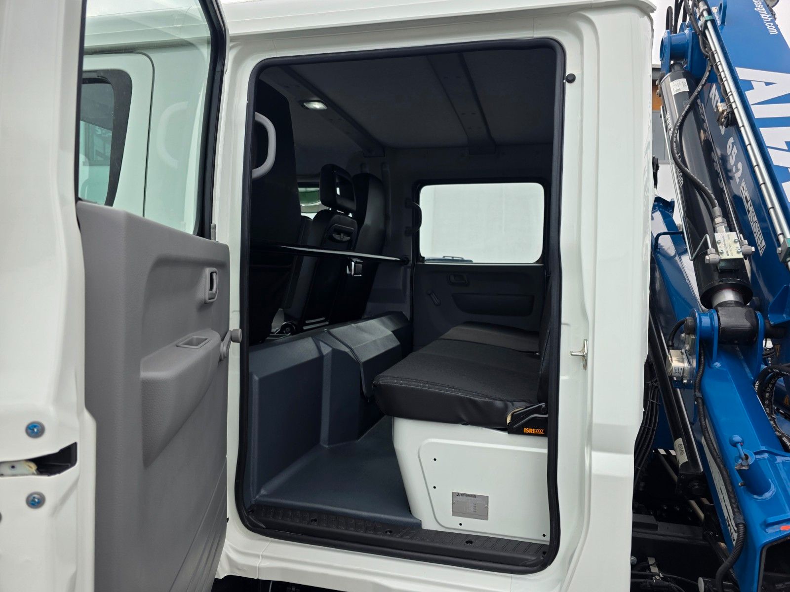 Fahrzeugabbildung Mitsubishi Fuso Canter 6C18D DoKa 4x4 Kran Atlas 65.2 - A2