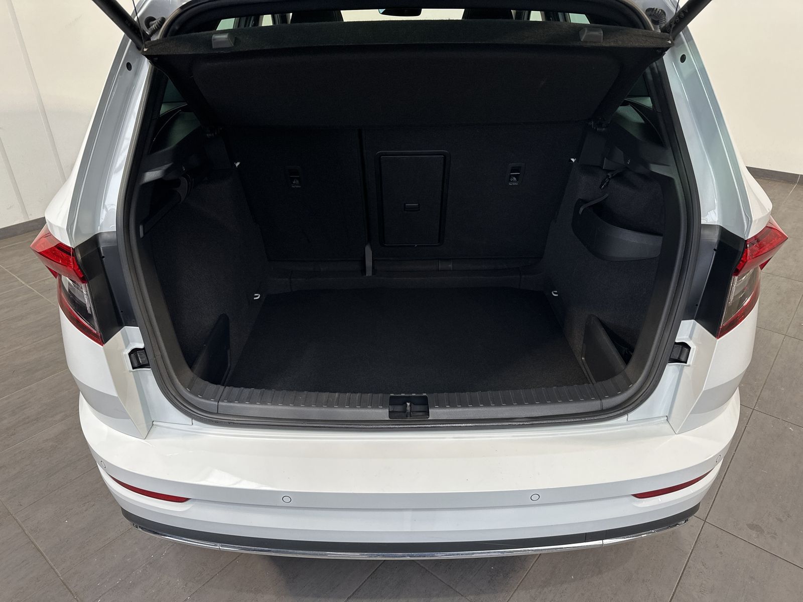 Fahrzeugabbildung SKODA Karoq 1.5 TSI DSG Sportline NAV+MATRIX+AHK+PANO