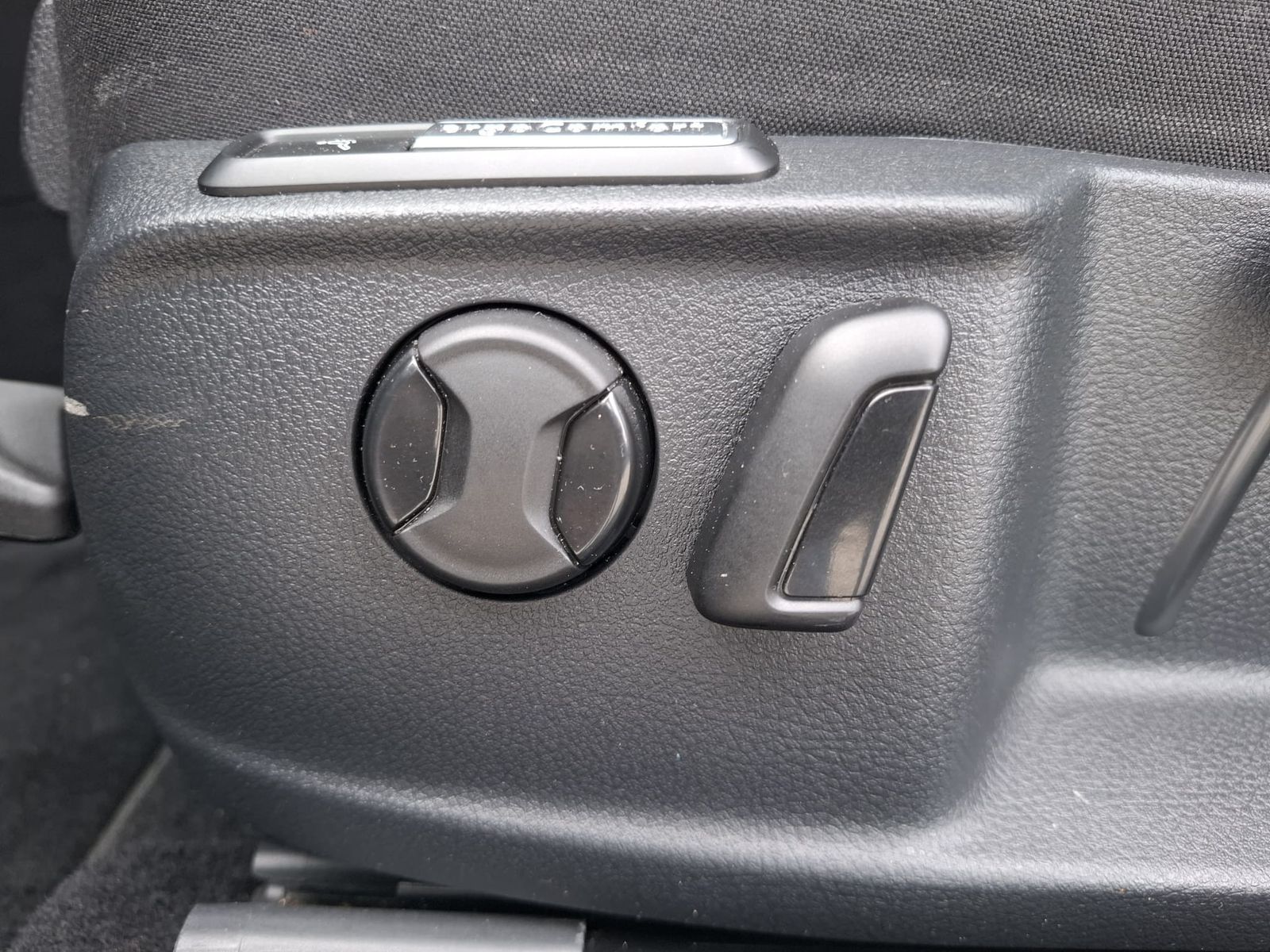 Fahrzeugabbildung Volkswagen Passat 2.0 TDI Business DSG PANO*AHK*ACC*KAMERA
