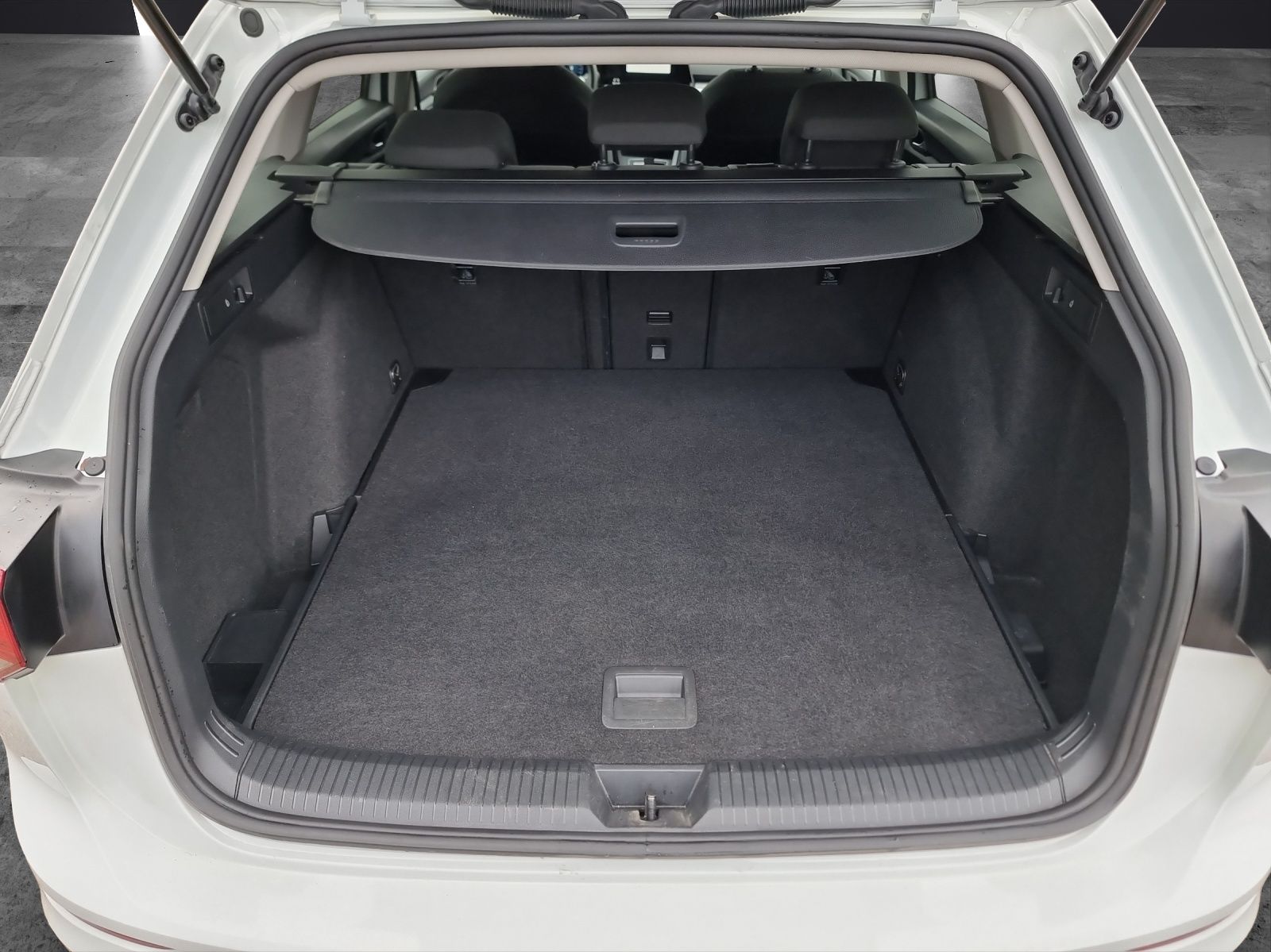 Fahrzeugabbildung Volkswagen Golf VIII Variant Business TDI DSG LED ACC SHZ P