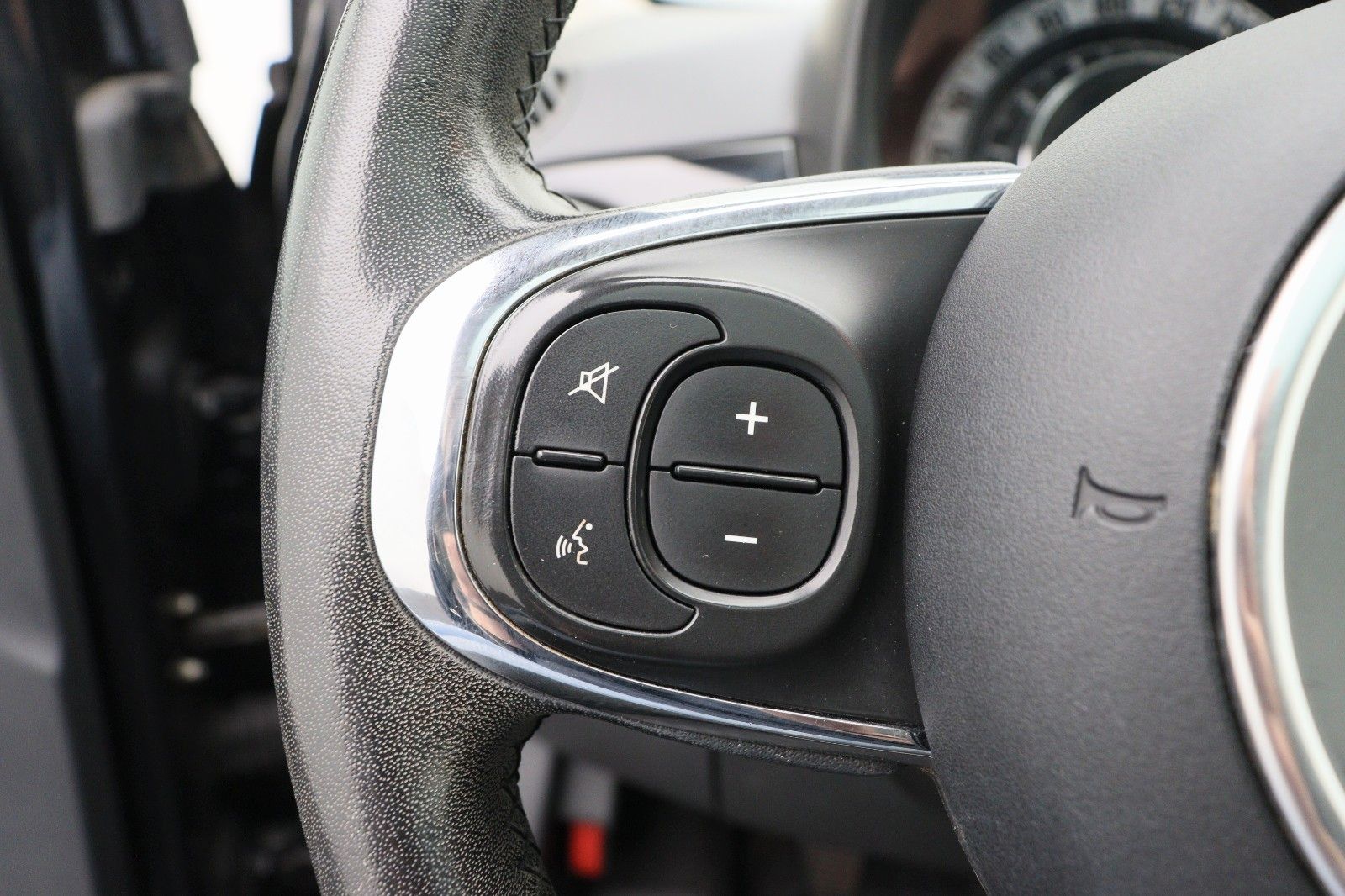 Fahrzeugabbildung Fiat 500 1.2 Lounge NAVI PANO
