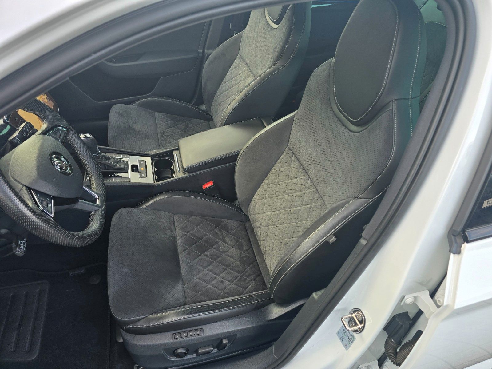 Skoda Superb Combi Sportline 4x4 LED ACC 4xSHZ foto 6