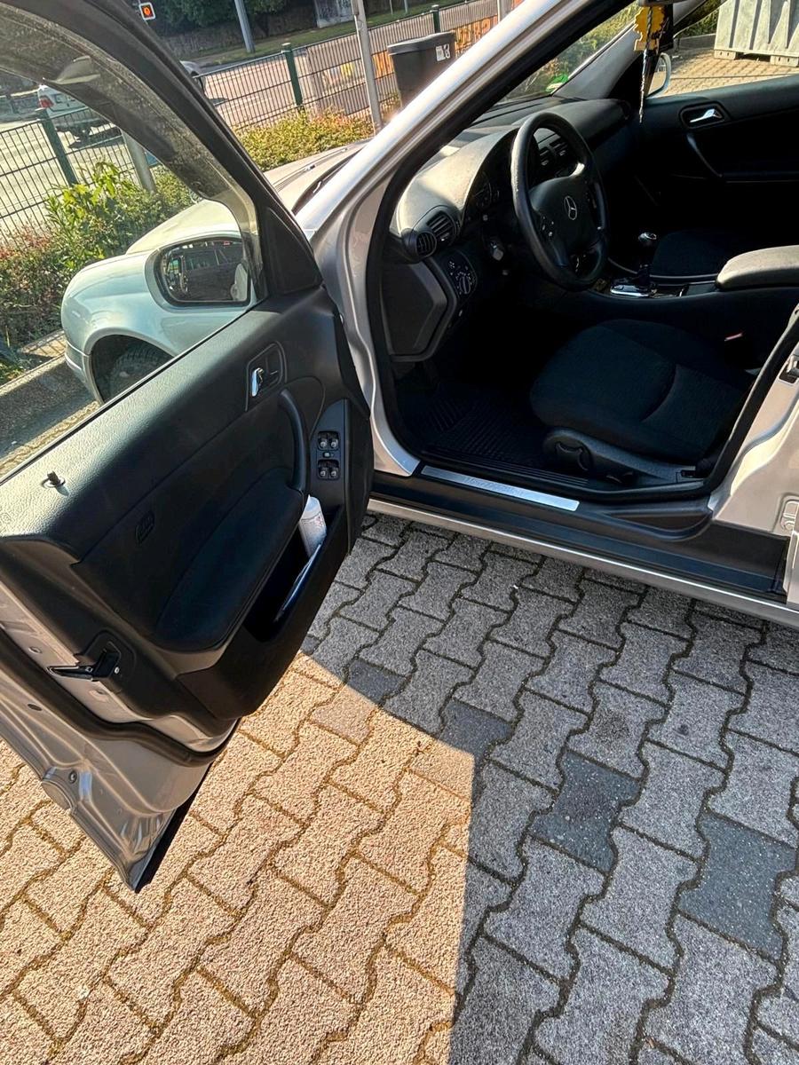 Mercedes-Benz C200 2005 — photo 8